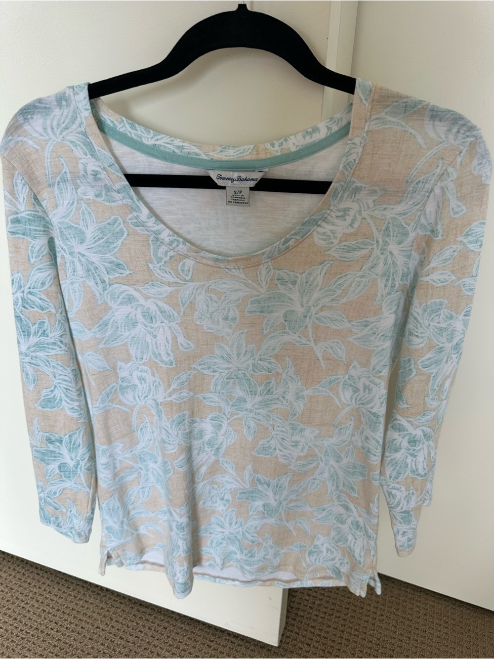 Tommy Bahama Cream Top with Light Blue Floral Print 100% cotton Small/PETITE